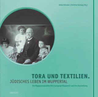 Tora und Textilien